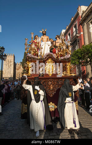 Float von Christus der Bruderschaft des "Jesús Despojado" während seiner Buße station am Palmsonntag. Stockfoto