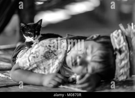 Portrait von langen Hals tribal Mädchen schlafen in ihrem Dorf, Thailand Stockfoto