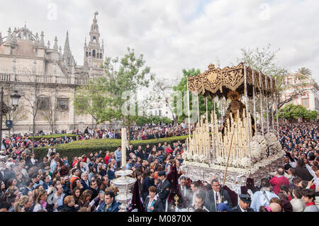 Float von Pallium der Bruderschaft des "El Cerro del Águila" während seiner Bußweg auf Heiligen Dienstag. Stockfoto