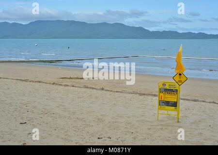 Surf Life Saving Fahnen und Paddle Board auf einen Stinger net, Pallarenda, Queensland, Australien Stockfoto