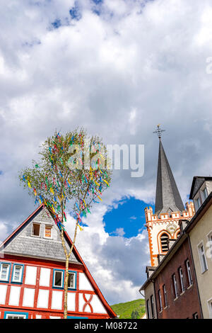 Street View mit romantischen Häusern und maibaum Bacharach/Rhein. Rheinland-pfalz. Deutschland. Stockfoto