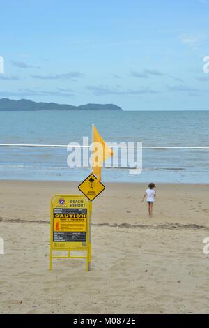 Surf Life Saving Fahnen und Paddle Board auf einen Stinger net, Pallarenda, Queensland, Australien Stockfoto