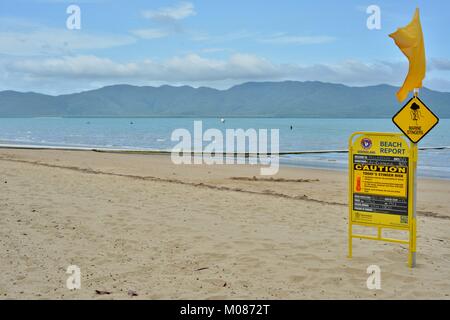 Surf Life Saving Fahnen und Paddle Board auf einen Stinger net, Pallarenda, Queensland, Australien Stockfoto