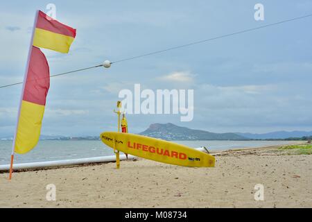 Surf Life Saving Fahnen und Paddle Board auf einen Stinger net, Pallarenda, Queensland, Australien Stockfoto