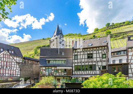 Öffentliche street view mit romantischen Fachwerkhäusern von Bacharach am Rhein. Rheinland-pfalz. Deutschland. Stockfoto