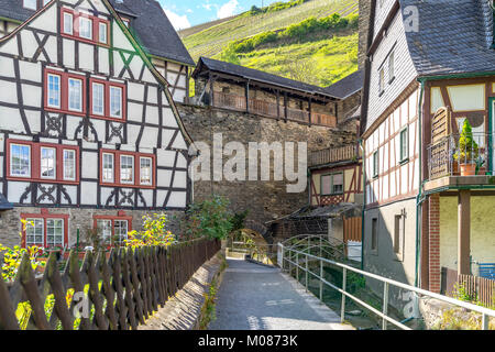 Öffentliche street view mit romantischen Fachwerkhäusern von Bacharach am Rhein. Rheinland-pfalz. Deutschland. Stockfoto