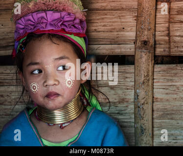 Portrait von langen Hals tribal Mädchen tragen bis auf ihrem Gesicht machen, Chiang Mai, Thailand Stockfoto