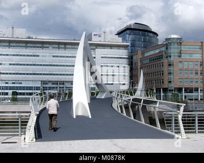 Der quiggly Broomielaw-Tradeston Brücke Brücke' Financial Services District. bt Gebäude British Telecom Stockfoto