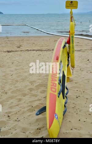 Surf Life Saving Fahnen und Paddle Board auf einen Stinger net, Pallarenda, Queensland, Australien Stockfoto