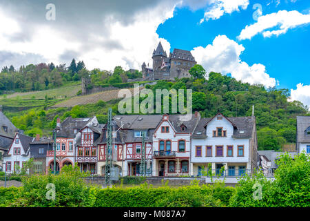Street View mit romantischen Häuser von Bacharach/Rhein und Burg Stahleck. Rheinland-pfalz. Deutschland. Stockfoto