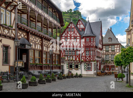 Öffentliche street view mit romantischen Fachwerkhäusern von Bacharach am Rhein. Rheinland-pfalz. Deutschland. Stockfoto