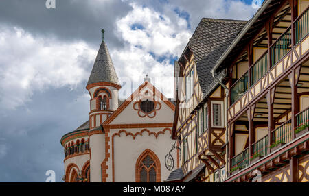 Öffentliche street view mit romantischen Fachwerkhäusern von Bacharach am Rhein. Rheinland-pfalz. Deutschland. Stockfoto