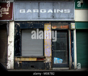 Schnäppchen Schild auf maroden heruntergekommenen verlassenen shop Fassade in der Nähe von barras Market Stockfoto