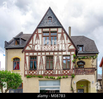Öffentliche street view mit romantischen Fachwerkhäusern von Bacharach am Rhein. Rheinland-pfalz. Deutschland. Stockfoto