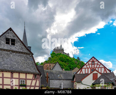 Street View mit romantischen Häuser von Bacharach/Rhein und Burg Stahleck. Rheinland-pfalz. Deutschland. Stockfoto