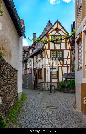 Öffentliche street view mit romantischen Fachwerkhäusern von Bacharach am Rhein. Rheinland-pfalz. Deutschland. Stockfoto