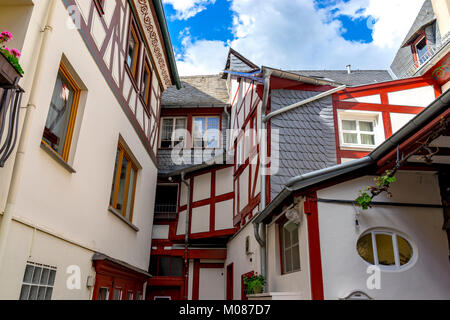 Öffentliche street view mit romantischen Fachwerkhäusern von Bacharach am Rhein. Rheinland-pfalz. Deutschland. Stockfoto