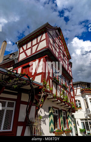 Öffentliche street view mit romantischen Fachwerkhäusern von Bacharach am Rhein. Rheinland-pfalz. Deutschland. Stockfoto