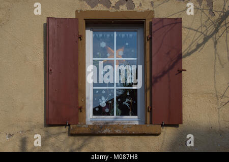 Fenster in einem alten deutschen Bauernhof. Stockfoto