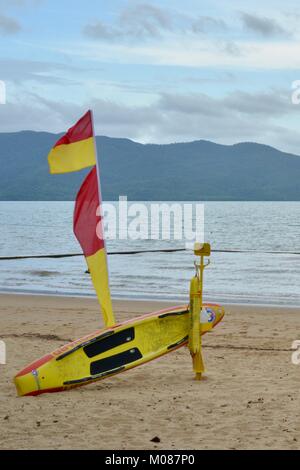 Surf Life Saving Fahnen und Paddle Board auf einen Stinger net, Pallarenda, Queensland, Australien Stockfoto