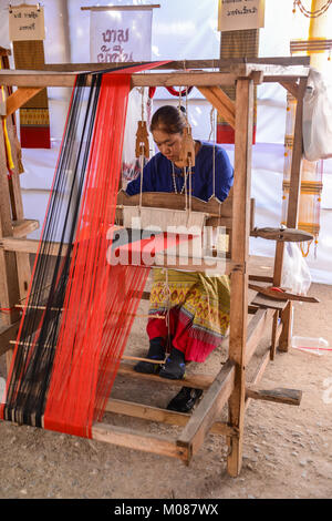 CHIANGMAI, THAILAND - Januar 24, 2015: indigene Frau demonstriert weben Stoff in 22 traditionellen Rock Stoff und die Indigenen Produkt Stockfoto