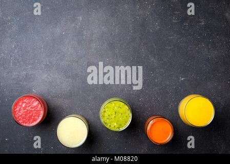 Gläser mit frischem Saft. Ansicht von oben Stockfoto