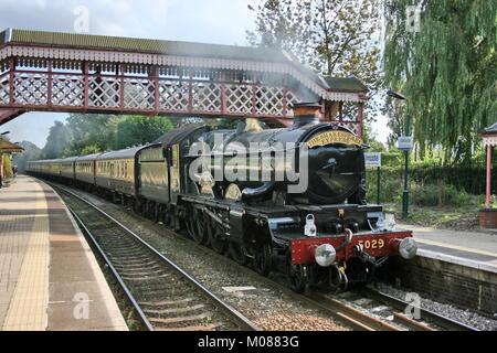 GWR Dampflok Nr. 5029 Nunney Schloss geht durch Wilmscote, 23. August 2009 mit dem Shakespeare Express - Wilmscote, Vereinigtes Königreich Stockfoto