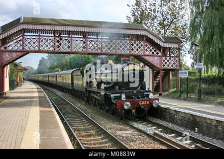 GWR Dampflok Nr. 5029 Nunney Schloss geht durch Wilmscote, 23. August 2009 mit dem Shakespeare Express - Wilmscote, Vereinigtes Königreich Stockfoto