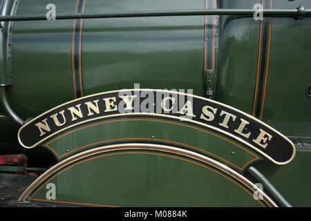 Fabrikschild des GWR Dampflok Nr. 5029 Nunney Schloss am Wilmscote, 23. August 2009 mit dem Shakespeare Express - Wilmscote, Vereinigtes Königreich Stockfoto