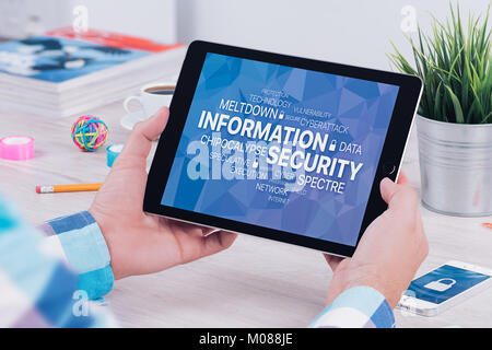 Informationen Sicherheitskonzept, das auf digitalen tablet pc in männlichen Händen Stockfoto