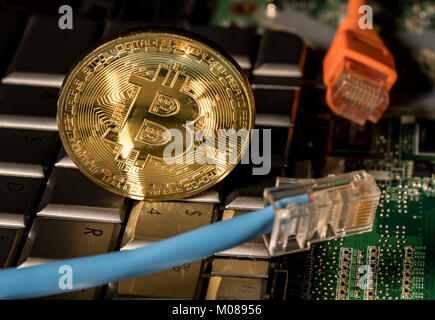 Bitcoin Münze stehen auf der Tastatur des Computers Stockfoto