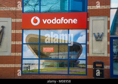 Vodafone logo oder Zeichen auf Schaufenster, Großbritannien Stockfoto