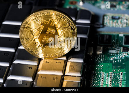 Bitcoin Münze stehen auf der Tastatur des Computers Stockfoto