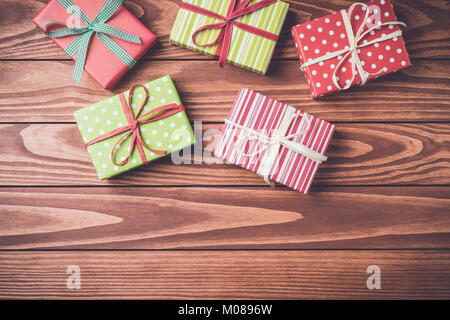 Weihnachten Geschenk Boxen auf Holz- Hintergrund Stockfoto