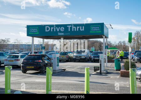 Asda Supermarkt fahren Sie durch Klicken und Sammeln - in Farnborough, Hampshire, Großbritannien Stockfoto