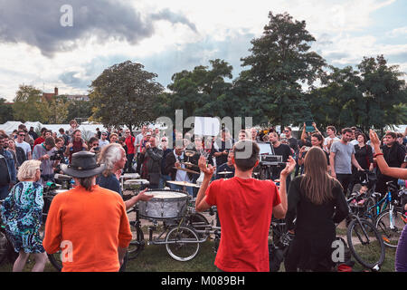 Berlin, Deutschland, 10. September/2017 Menschen ihren Sonntag Tanzen genießen im Mauerpark. Stockfoto