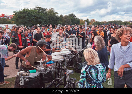 Berlin, Deutschland, 10. September/2017 Menschen ihren Sonntag Tanzen genießen im Mauerpark. Stockfoto