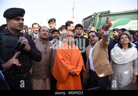 Allahabad, Indien. 19 Jan, 2018. Allahabad: Uttar Pradesh Chief Minister Aditya Nath yogi Sangam an magh Mela in Allahabad, prüfen Sie auf 08-07-2018. Foto von Prabhat Kumar verma Credit: Prabhat Kumar Verma/Pacific Press/Alamy leben Nachrichten Stockfoto