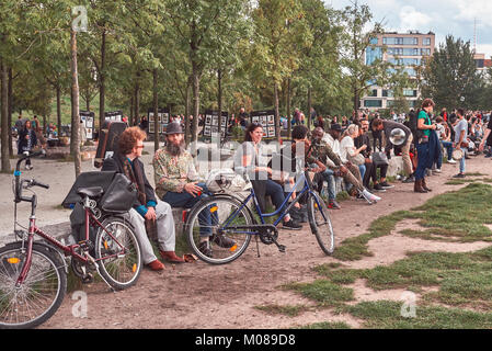 Berlin, Deutschland, 10. September/2017 Menschen genießen Sie ihren Sonntag im Mauerpark. Stockfoto