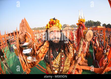 Allahabad, Indien. 19 Jan, 2018. Allahabad: Ein sadhu während Dharam Sansad an Vishwa Hindu Parishad Camp bei magh Mela in Allahabad am 08-07-2018. Foto von Prabhat Kumar verma Credit: Prabhat Kumar Verma/Pacific Press/Alamy leben Nachrichten Stockfoto