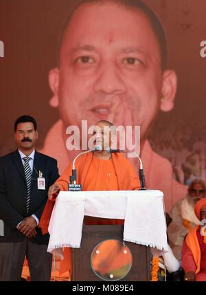 Allahabad, Indien. 19 Jan, 2018. Allahabad: Ein sadhu während Dharam Sansad an Vishwa Hindu Parishad Camp bei magh Mela in Allahabad am 08-07-2018. Foto von Prabhat Kumar verma Credit: Prabhat Kumar Verma/Pacific Press/Alamy leben Nachrichten Stockfoto