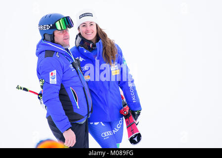 Cortina d'Ampezzo, Italien. 19 Jan, 2018. Sofia Goggia von Italien ihren Sieg feiern an der Cortina d'Ampezzo FIS Weltcup in Cortina d'Ampezzo, Italien am 19. Januar 2018. Credit: Rok Rakun/Pacific Press/Alamy leben Nachrichten Stockfoto