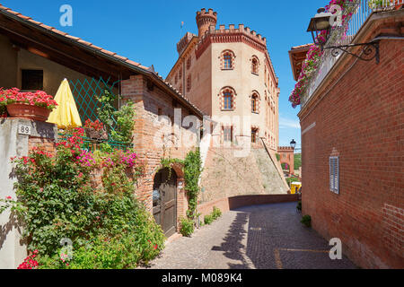 Barolo mittelalterliches Schloss und Straße mit gemauerten Wänden in einem sonnigen Sommertag, blauer Himmel in Italien Stockfoto