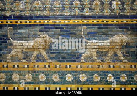 Berlin, Deutschland. Pergamonmuseum: Detail der Ishtar Tür Stockfoto