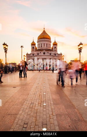 Patriarchalische Brücke mit Menschen verschwimmen. Der Christ-erlöser-Kathedrale bei Sonnenuntergang Stockfoto