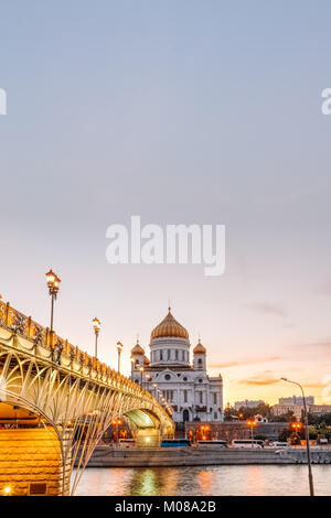 Blick auf die Christ-Erlöser-Kathedrale und die Patriarchale Brücke für Fußgänger. Am Abend Stockfoto