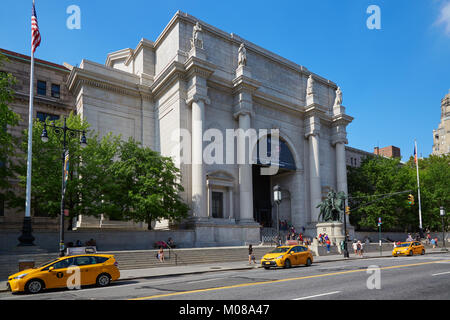 American Museum of Natural History Fassade mit Menschen und gelben Taxi an einem sonnigen Tag, blauer Himmel, New York Stockfoto