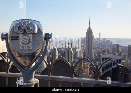 NEW YORK - 12. SEPTEMBER: Fernglas am Rockefeller Center, Empire State Building und Blick auf die Stadt in den späten Nachmittag am 12. September 2016 in Neue Stockfoto