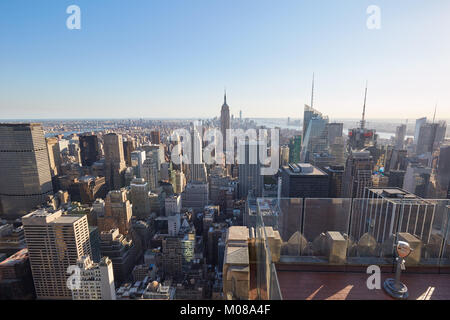 NEW YORK - SEPTEMBER 12: Rockefeller Center Aussichtsplattform, Stadt- und Skyline-Blick an einem klaren sonnigen Tag, niemand am 12. September 2016 in New York Stockfoto