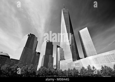 NEW YORK - 8. SEPTEMBER: das One World Trade Center Wolkenkratzer aus Glas Gebäuden umgeben, Schwarz und Weiß am 8. September 2016 in New York. Die Freiheit Stockfoto